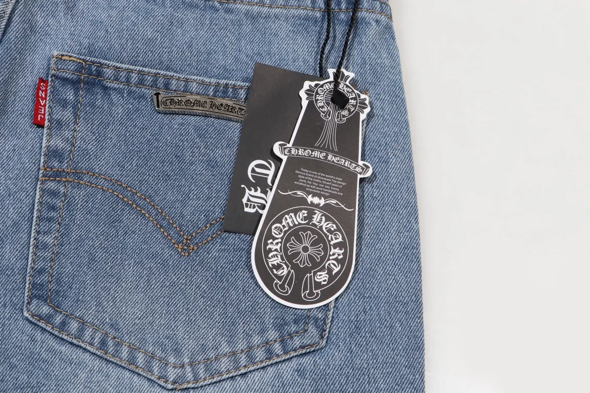 P290 Style No.: H471 Chrome Hearts CH Chrome Hearts Heavy Industry Damaged High Street Jeans exude unruly personality and unique charm. Every wear and tear is carefully designed to present a unique artistic feel. Made of imported denim fabric, which has undergone heavy industrial washing and destruction treatment, the trousers show a super cool effect on the upper body, allowing you to dominate the fashion stage.  This is more than just a pair of jeans, it is an expression of attitude. With its unique design concept and ultimate pursuit of details, Croxin breaks traditional boundaries and defines the jeans trend in the new era. The trousers are made of double-layer woven fabric and matched with customized hardware, showing an incomparably beautiful and unique style, making every wearer the focus of fashion. Imported denim fabric, super heavy-duty washed and damaged, the upper body is super cool! Customized hardware, incomparably good-looking model. The production process is difficult. It has a high-street feel. Color: blue Size: S M L XL XXL